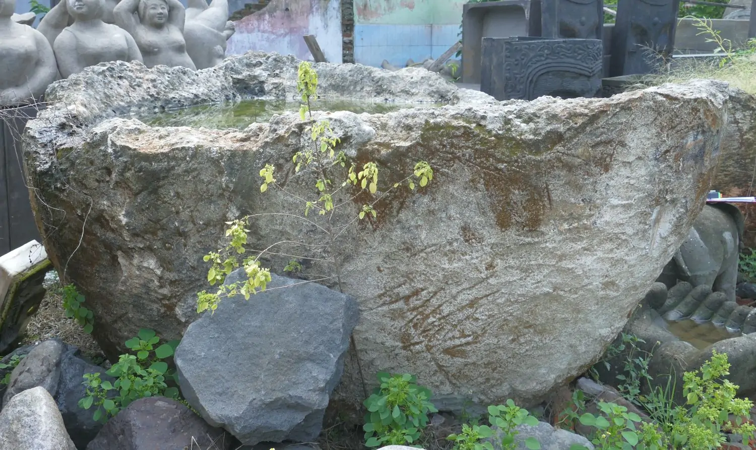  Product image 1 of the product “The Iceland Pot is made of limestone, it comes from coast of Indonesia. It is about 240cm length and 50cm depth. ”